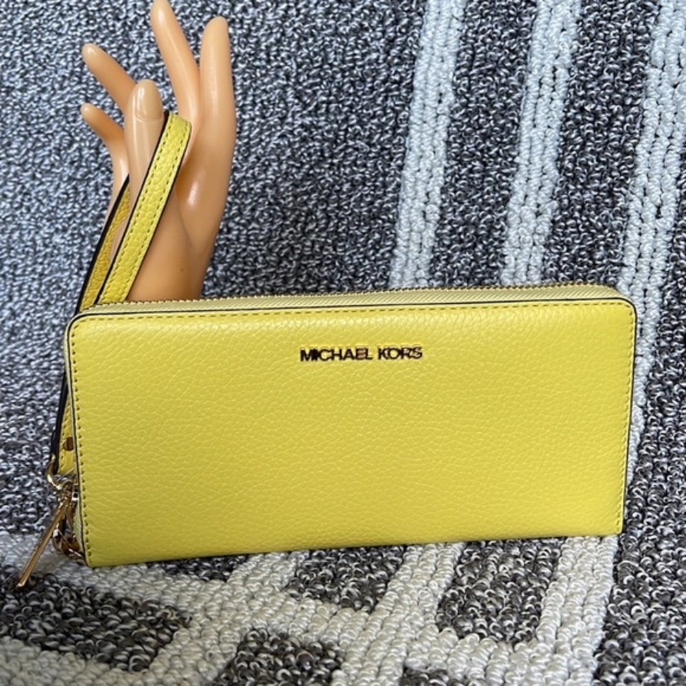 Michael Kors Jet Set Travel Large Travel CONTINENTAL 
Sunshine
